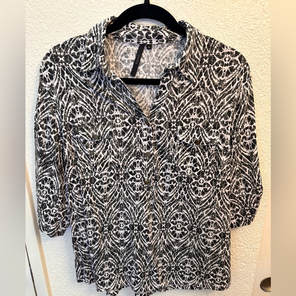 Black and White Patterned Women's Top by Kathy. Size XL.